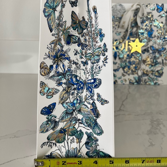 TWO RARE DIOR HOLIDAY GIFT SHOPPING BAG WITH RIBBON AND GOLD STAR 16.5x12x5 ⭐️ - Picture 4 of 7